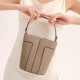 Straddling a handbag for work and leisure. - Memoo.com