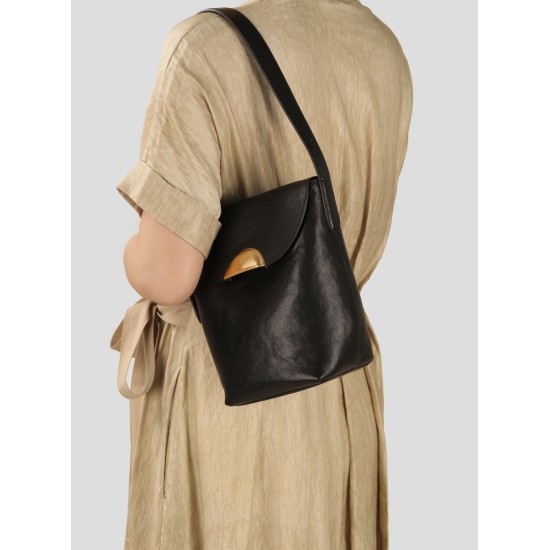 A high-quality tote bag worn under the armpit of one shoulder - Memoo.com