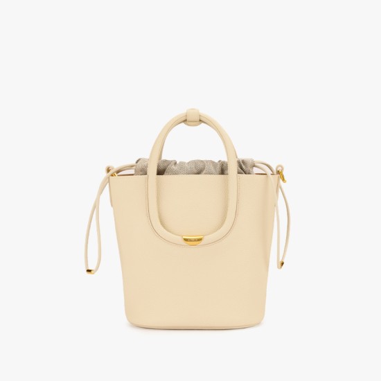 A light luxury handbag with a large capacity of cowhide