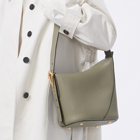 A one-shoulder crossbody bag in top cowhide leather - Memoo.com