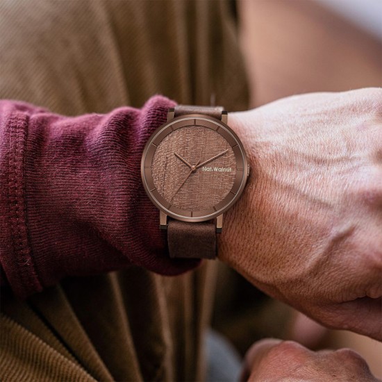 A niche and retro-designed watch with a simple and artistic temperament for both men and women. It features a natural marble dial.​