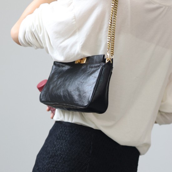 Womens commuter chain bag is worn crossbody over one shoulder - Memoo.com