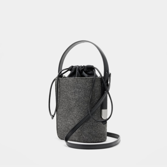 Carry a large-capacity bucket bag on the shoulder