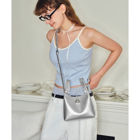 Leather can be worn cross-body in a portable bento bag - Memoo.com